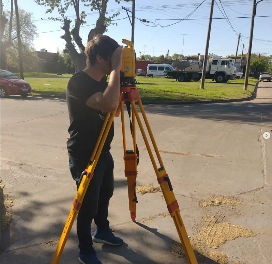 Imagen nivelando estación GNSS para georreferenciación