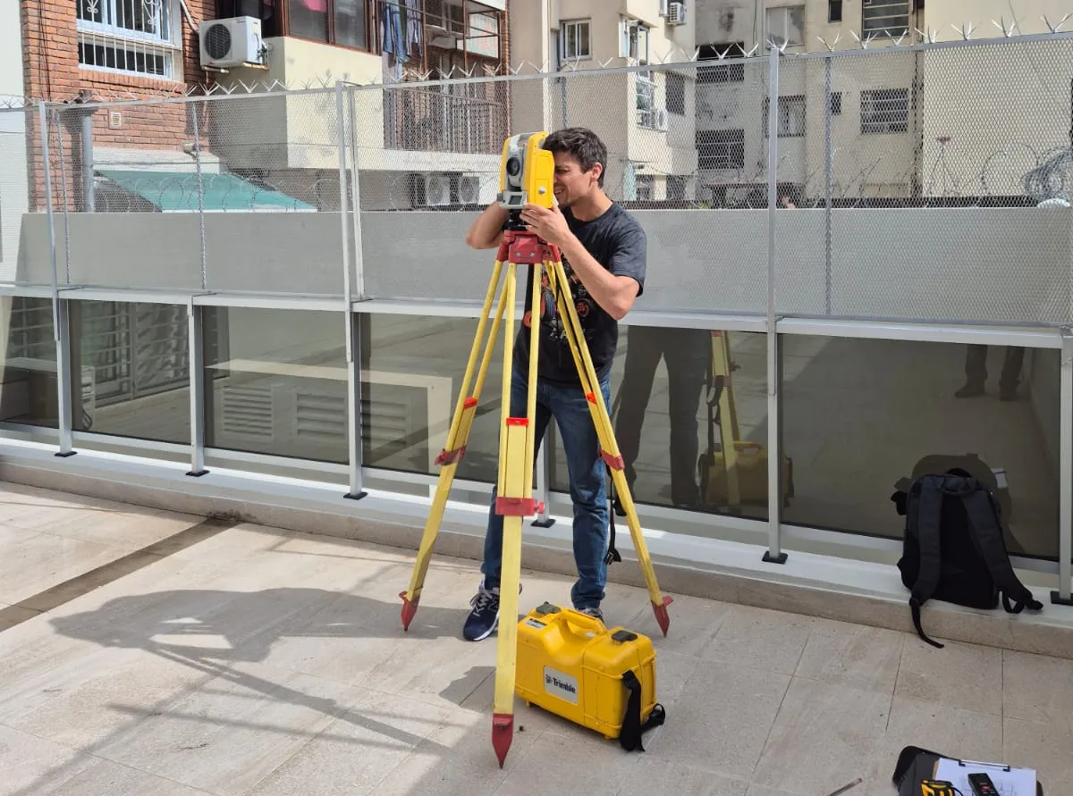 Agrimensor trabajando en levantamiento de PH en CABA