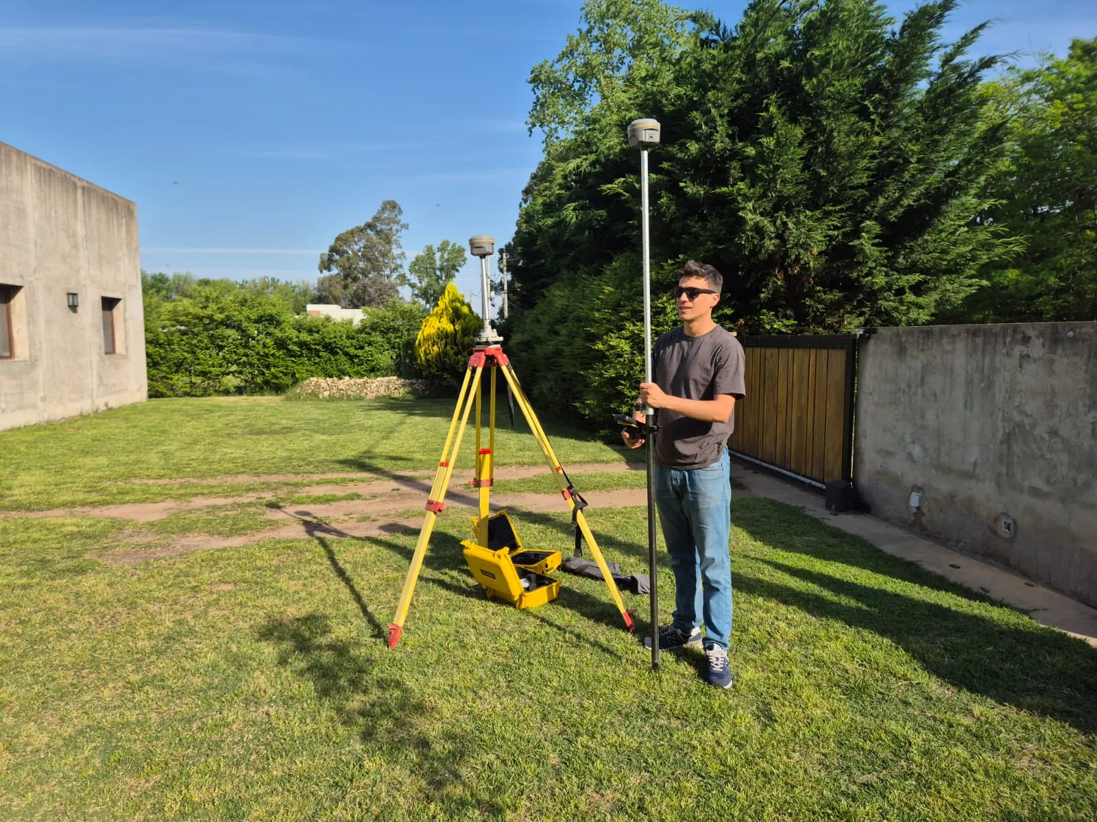 Relevamiento planialtimétrico con estación total para mensura urbana sobre lote
